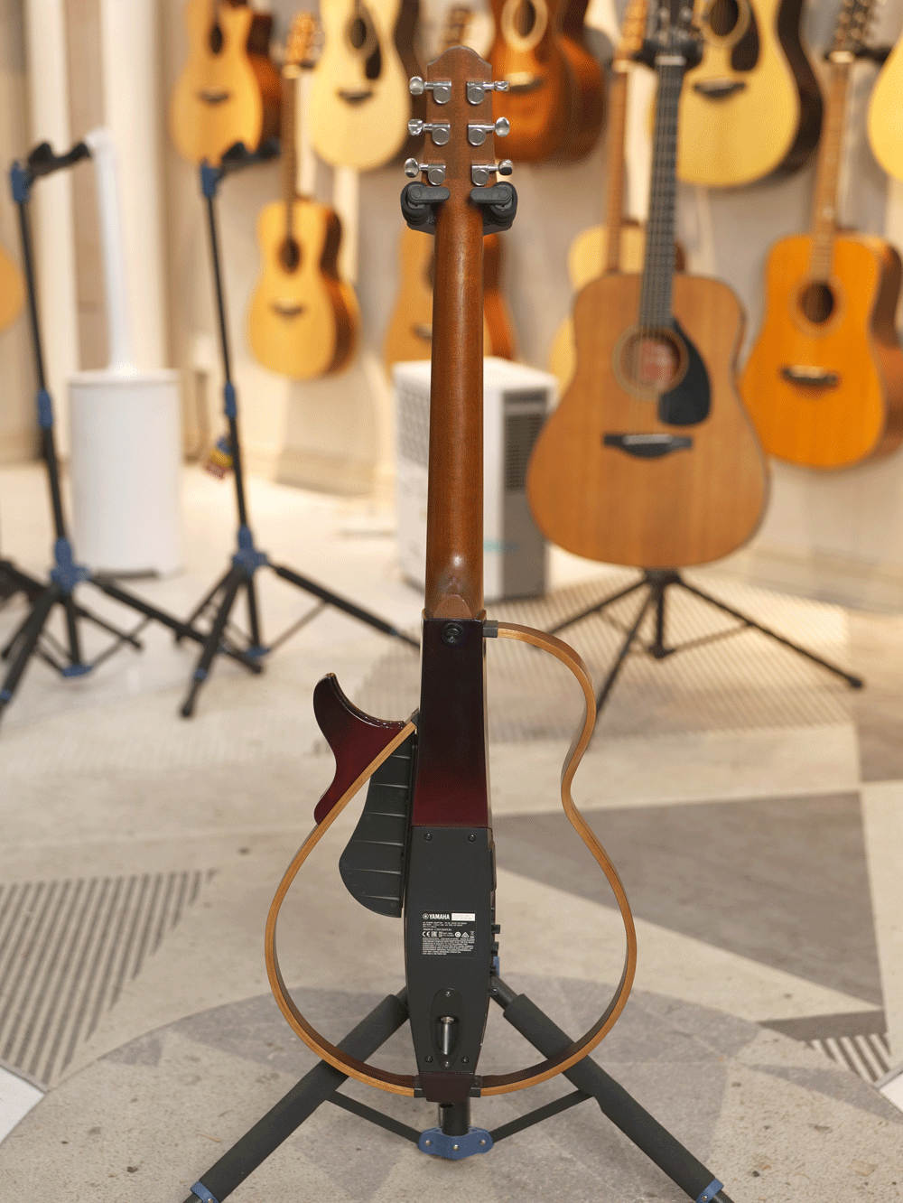 雅马哈SLG200S 背面实拍图