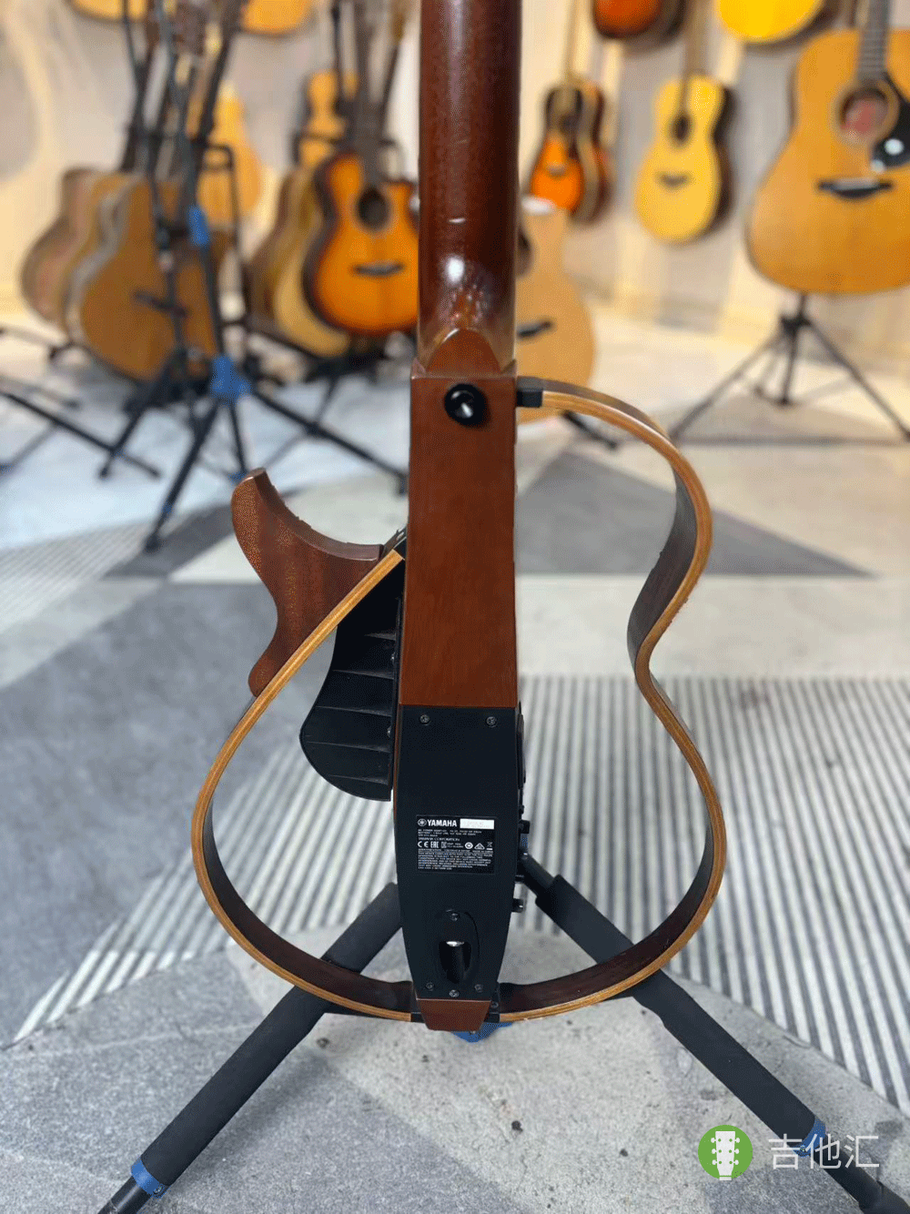 雅马哈SLG200S 背板实拍图