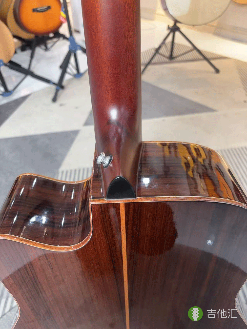 雅马哈A3R 琴颈接柄处实拍图