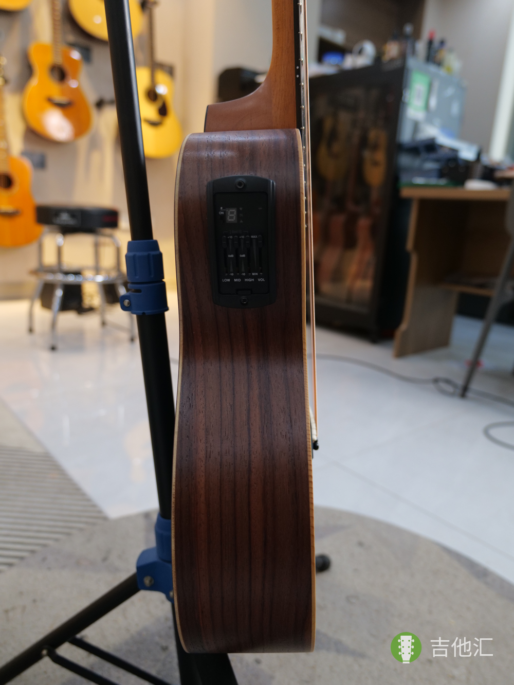 泰勒GSMINI E-RW-SB 拾音器实拍图