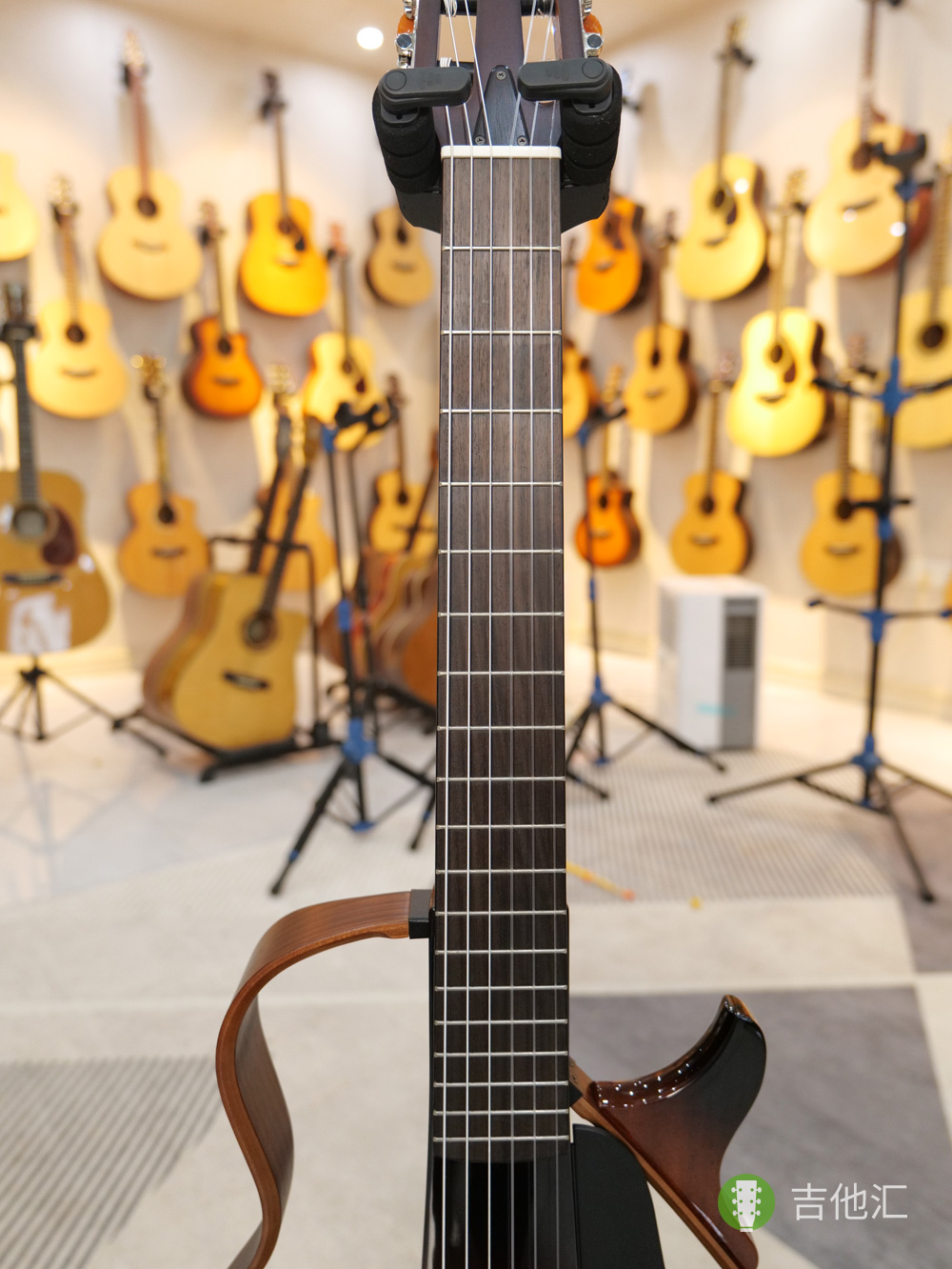 雅马哈SLG200N 指板实拍图